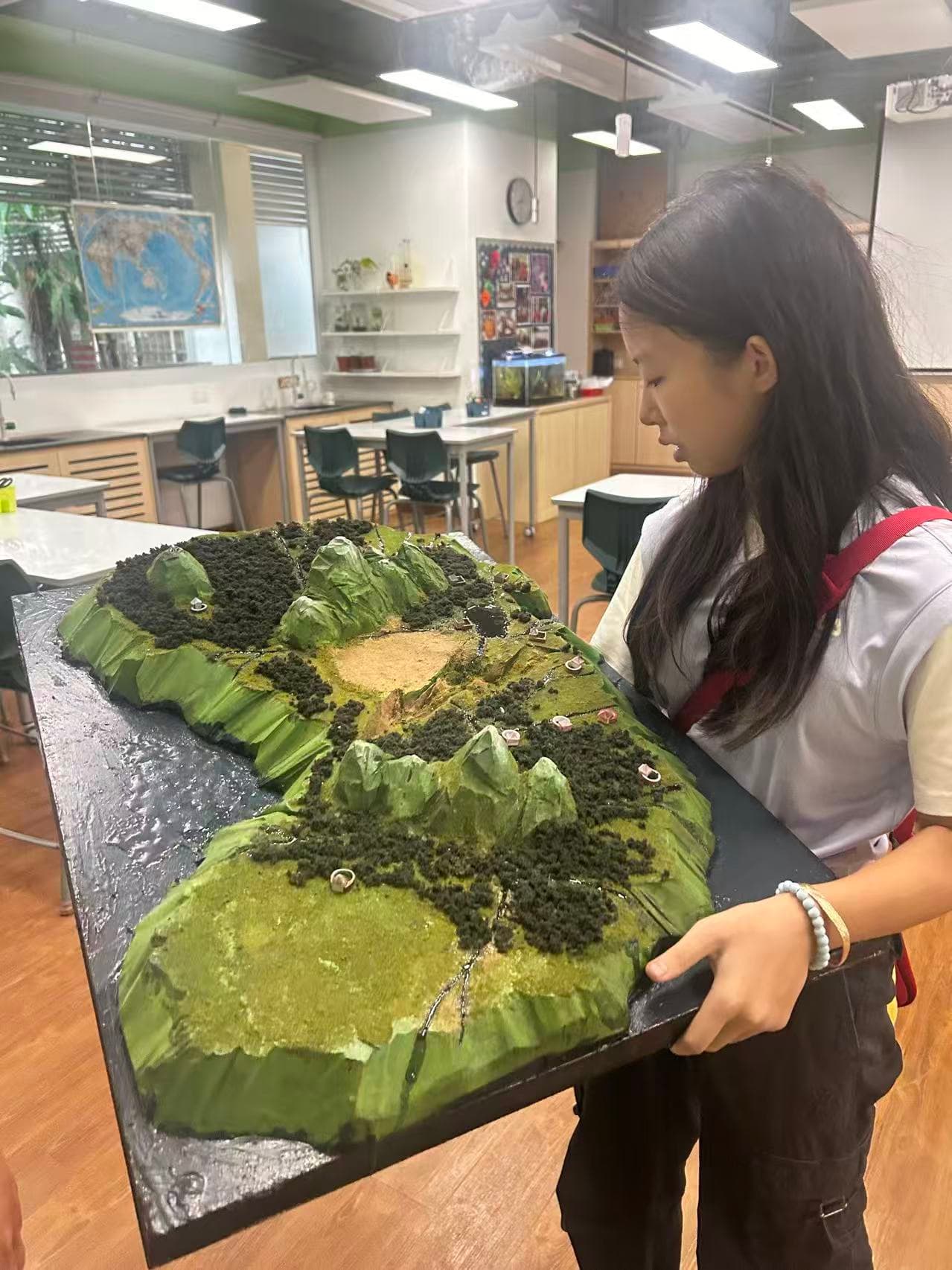 Alissa holding her Alethi island model